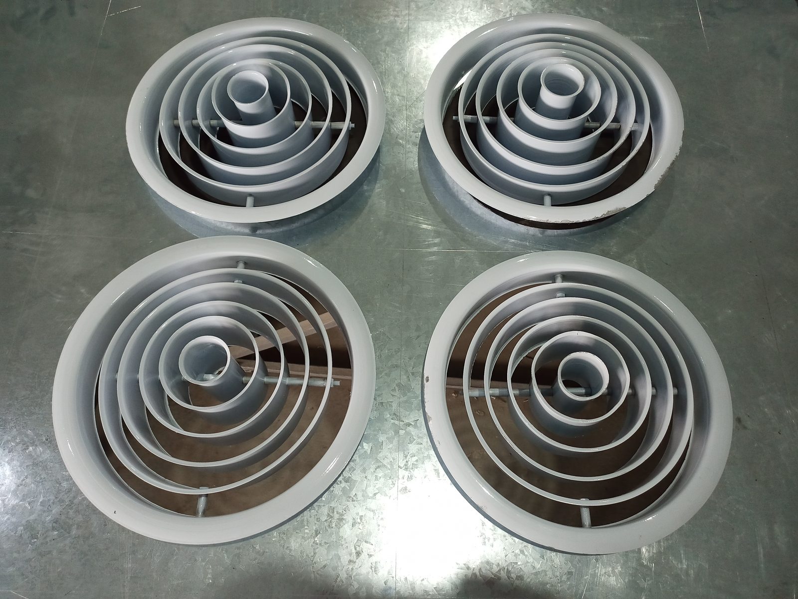 Round ceiling air diffusers