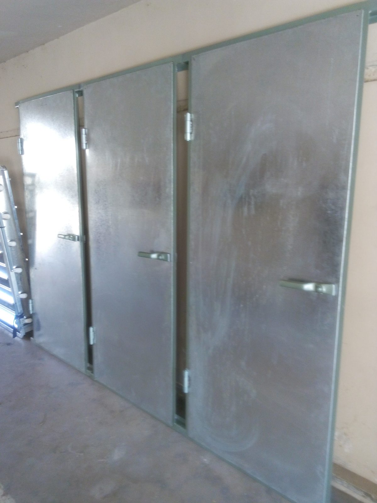 Air-tight steel plant room doors