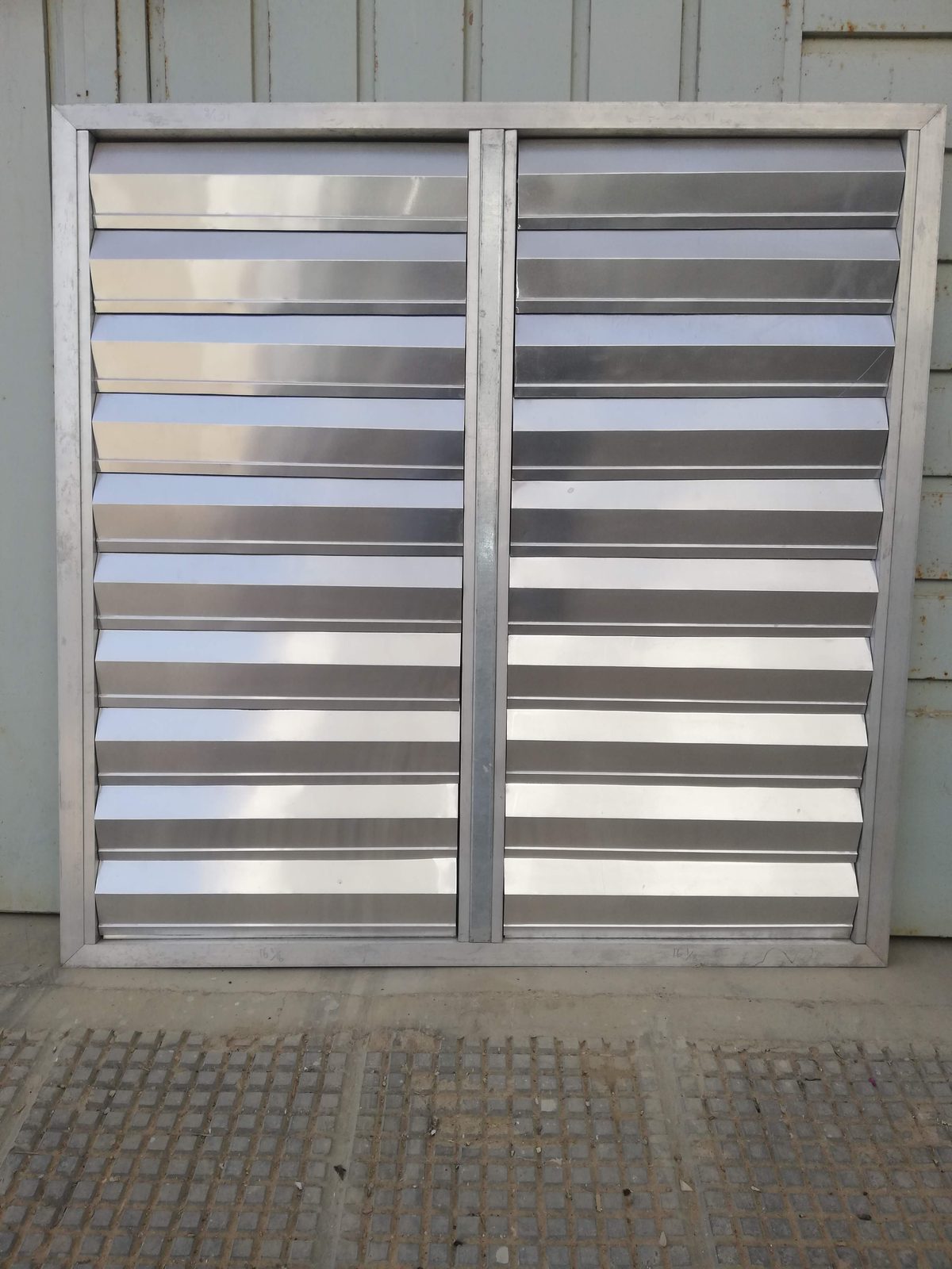 Standalone steel louver panel